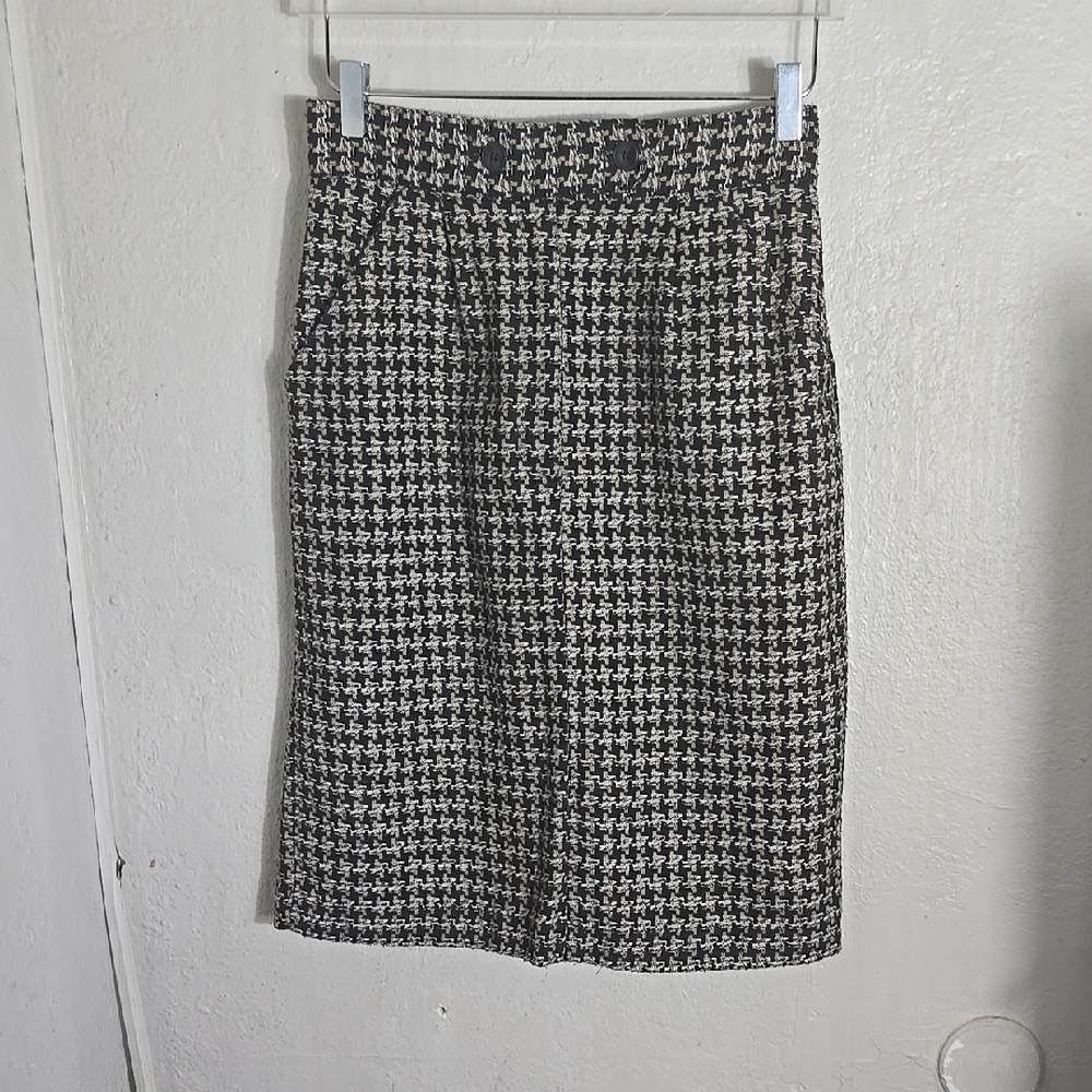 Diane Von Furstenberg Black and Beige Knee-Length Pencil Skirt.